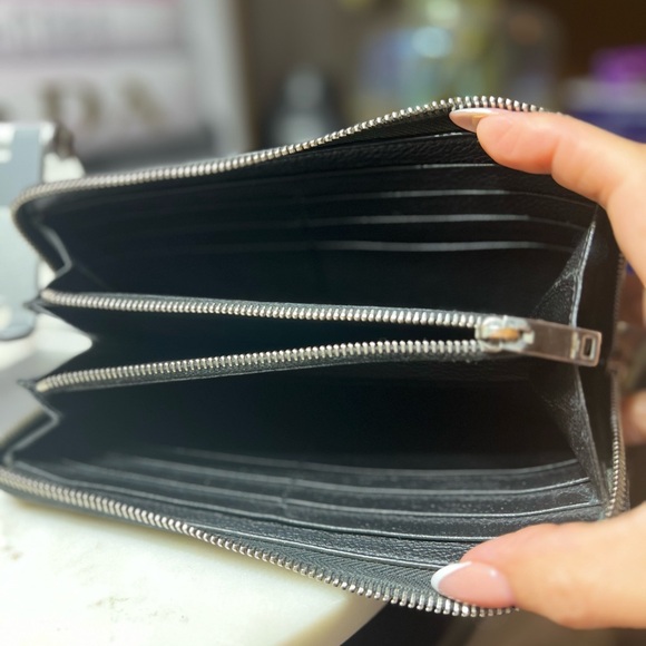 Yves Saint Laurent black pebbled leather zip around continental Wallet - Picture 4 of 14